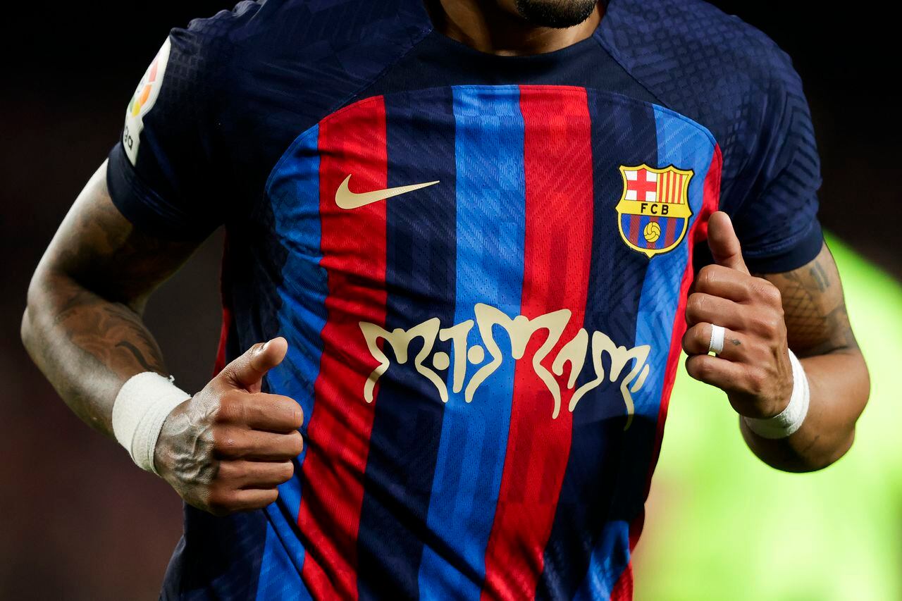 Jugadores del Barcelona usando la camiseta del club con el logo de 'Motomami'.