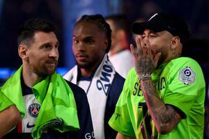 Lionel Messi y Neymar durante la celebración del título de la Ligue 1