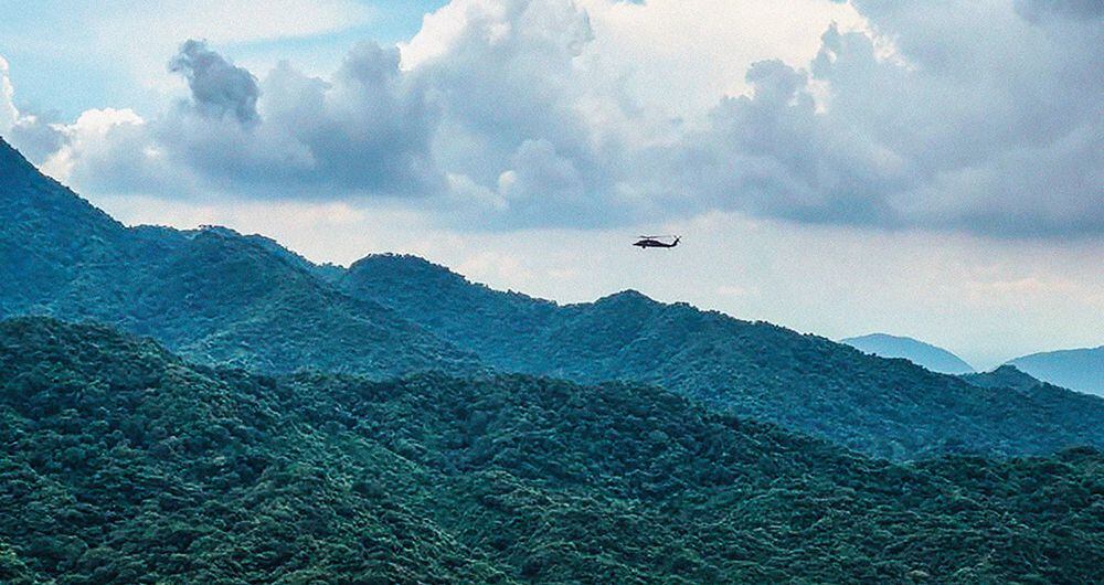   Con helicópteros del Ejército y la Policía, hombres de las fuerzas especiales se insertaron en la Serranía del Perijá para buscar al papá de Lucho Díaz.