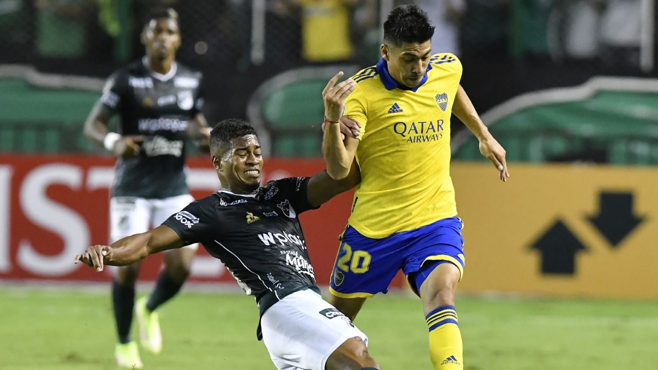 CALI, COLOMBIA - APRIL 05: Yimmi Congo of Cali fights for the ball with Juan Ramirez of Boca during a match between Deportivo Cali and Boca Juniors as part of Copa CONMEBOL Libertadores 2022 at Estadio Deportivo Cali on April 05, 2022 in Cali, Colombia. (Photo by Getty Images/Gabriel Aponte)