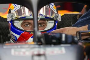 El piloto neerlandés de Red Bull Max Verstappen se prepara para la carrera de velocidad antes del Gran Premio de Fórmula Uno de Qatar en el Circuito Internacional de Lusail, en Lusail, Qatar, el sábado 7 de octubre de 2023. (Foto AP/Ariel Schalit)