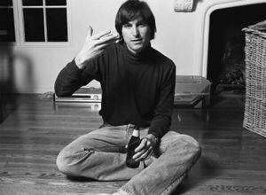 Steve Jobs, empezó como programador de computadoras y diseñador de videojuegos (y no los de ahora, sino los videojuegos de hace 30 años), poco a poco ascendió hasta ser el fundador de Apple.