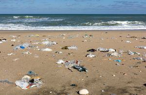 Contaminación en la playa. Imagen de referencia.