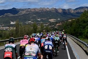 ARINSAL, ESPAÑA - 28 DE AGOSTO: Una vista general del pelotón que compite durante la 78.ª Vuelta a España 2023, Etapa 3, una etapa de 158,5 km desde Súria a Arinsal 1911m/ #UCIWT / el 28 de agosto de 2023 en Arinsal, Andorra. (Foto de Tim de Waele/Getty Images)
