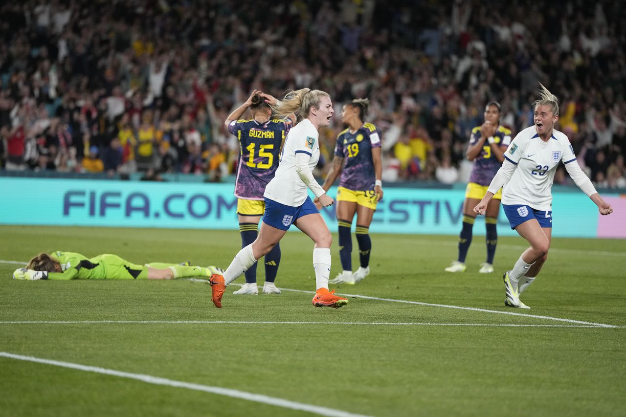 Lauren Hemp de Inglaterra, centro, celebra después de anotar el primer gol de su equipo durante el partido de fútbol de cuartos de final de la Copa Mundial Femenina entre Inglaterra y Colombia en el Estadio Australia en Sydney, Australia, el sábado 12 de agosto de 2023. (AP Foto/Rick Rycroft)