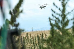 Un helicóptero ruso de transporte pesado 255 aterriza en el aeropuerto de la ciudad de Khojaly (Ivanyan), a 10 kilómetros al noreste de Khankendi (Stepanakert) el 2 de octubre de 2023 en Khankendi, Azerbaiyán.  (Foto de Aziz Karimov/Getty Images)