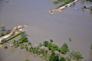 11 de diciembre. La mayor emergencia que ha vivido el departamento del Atlántico en su historia motiva al Gobierno a solicitar asesoría a expertos de la Armada de Estados Unidos que trabajaron en la inundación en la ciudad de Nueva Orleans con el paso del huracán Katrina.