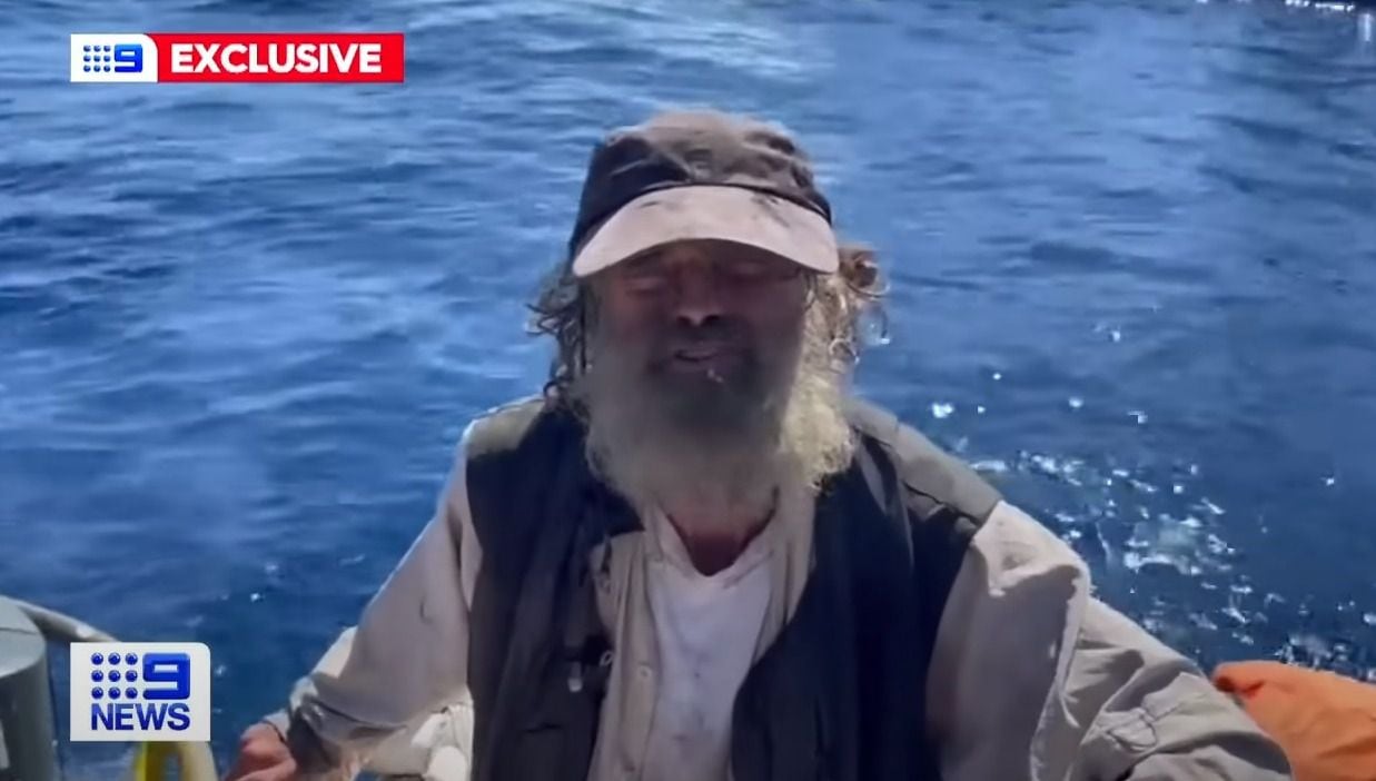 Según reveló el marinero de origen australiano, sobrevivió tomando agua lluvia y comiendo pescado crudo.