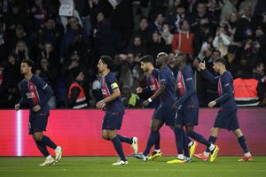 Los jugadores del PSG celebran el primer gol de su equipo durante el partido de fútbol de la Liga Francesa Uno entre Paris Saint-Germain y Lyon en el estadio Parc des Princes de París, el domingo 21 de abril de 2024. (Foto AP/Christophe Ena)