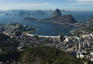 El hecho de que el sistema político brasilero sea una federación y los estados sean autónomos dificulta la tarea de elaborar lineamientos para todo el país, especialmente en educación y salud, dos de los principales retos de Brasil. En la foto, una panorámica de Rio de Janeiro. 