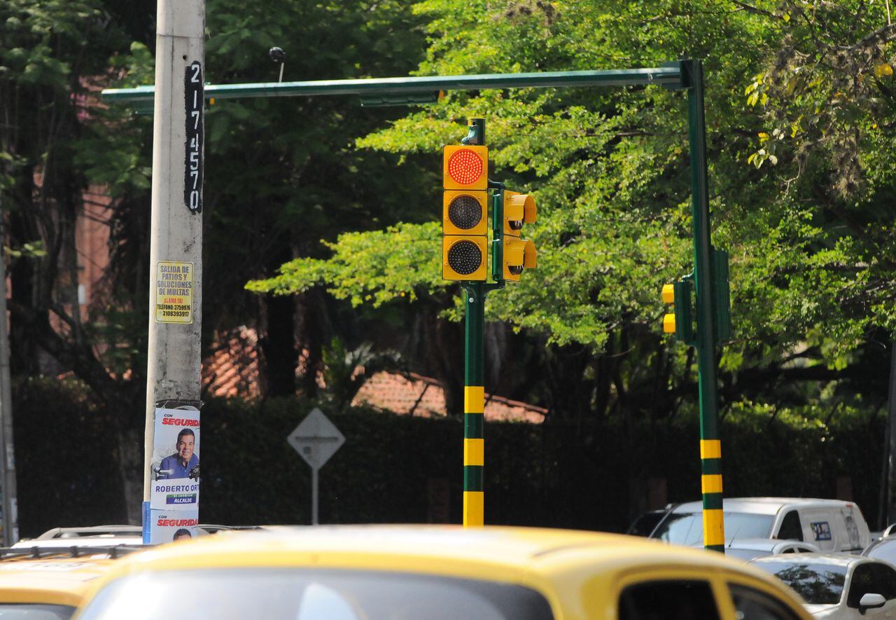 Cali: Se puso en funcionamiento la semaforización inteligente en el sur de la ciudad  calle 83 y 86 con cr 16. Foto José L Guzmán. EL País, oct 13-23