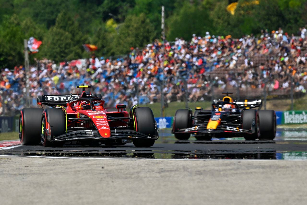 El piloto español de Fórmula Uno Carlos Sainz de la Scuderia Ferrari, a la izquierda, conduce su auto seguido por el piloto neerlandés de Fórmula Uno Max Verstappen de Red Bull Racing durante la tercera práctica libre antes de la carrera de autos del Gran Premio de Hungría de Fórmula Uno del domingo, en el circuito de Hungaroring en Mogyorod, cerca de Budapest, Hungría, el sábado 22 de julio de 2023. (Foto AP/Denes Erdos)