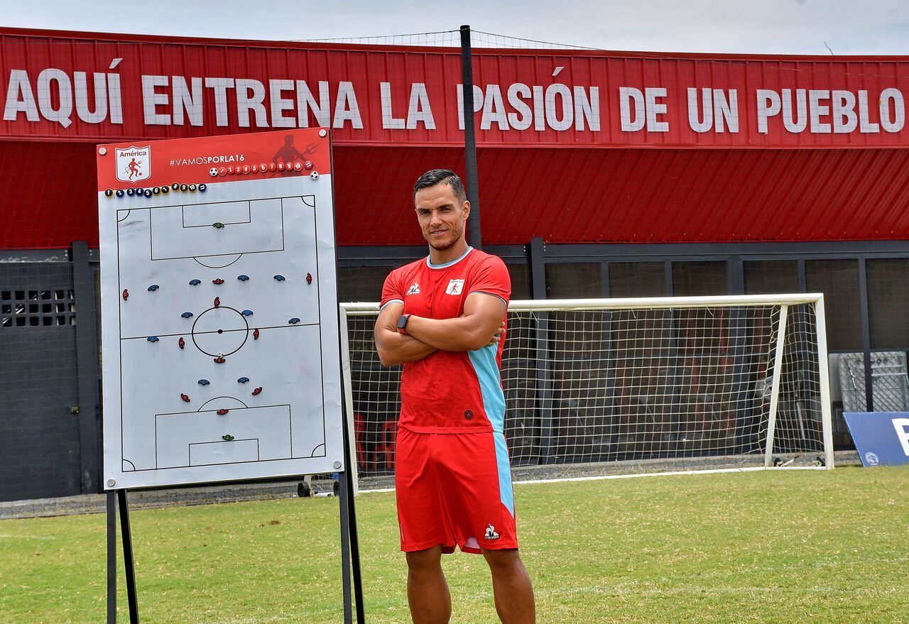 Técnico de futbol del América de Cali Lucas González