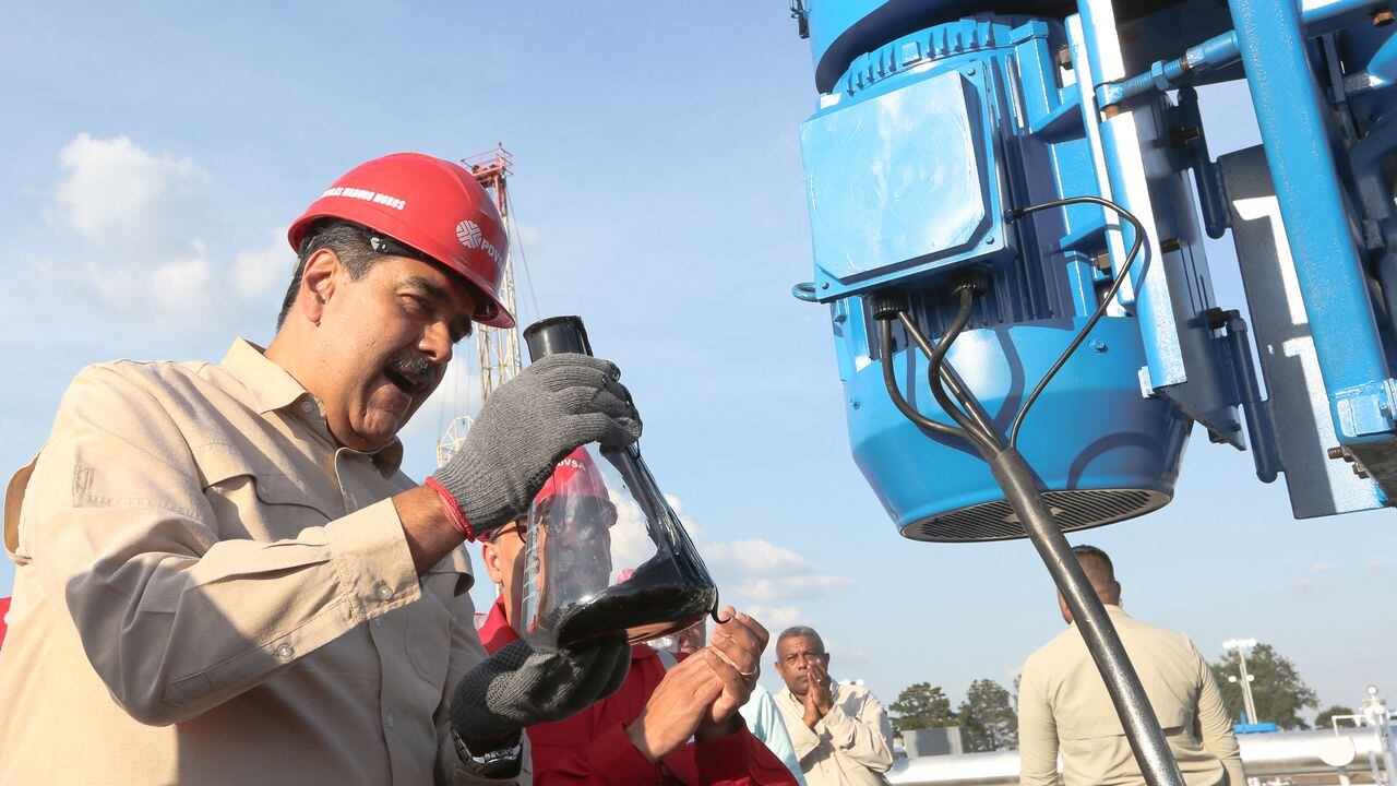 Nicolás Maduro participando en la entrega de 50 pozos petroleros del campo petrolero Cacique Chaima.