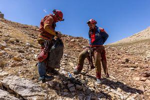 Los rescatistas trabajan en la entrada de la cueva de Morca mientras participan en una operación de rescate para llegar al espeleólogo estadounidense Mark Dickey, quien enfermó y quedó atrapado a unos 1.000 metros bajo tierra, cerca de Anamur en la provincia de Mersin, al sur de Turquía, el 8 de septiembre de 2023.