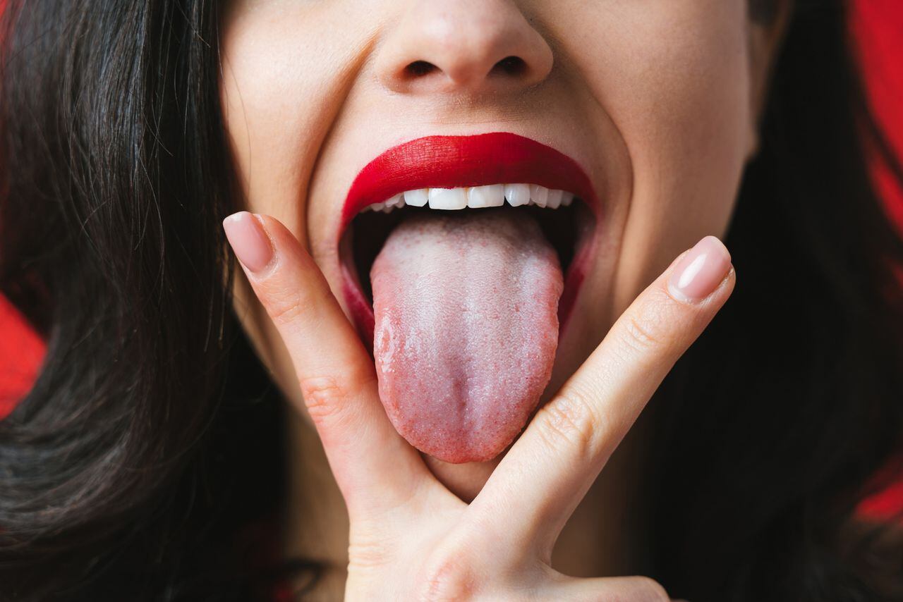 El Instituto Nacional de Investigación Dental y Craneofacial, asegura que los cánceres orales se forman en la lengua, en el tejido que recubre la boca y las encías, debajo de la lengua.
