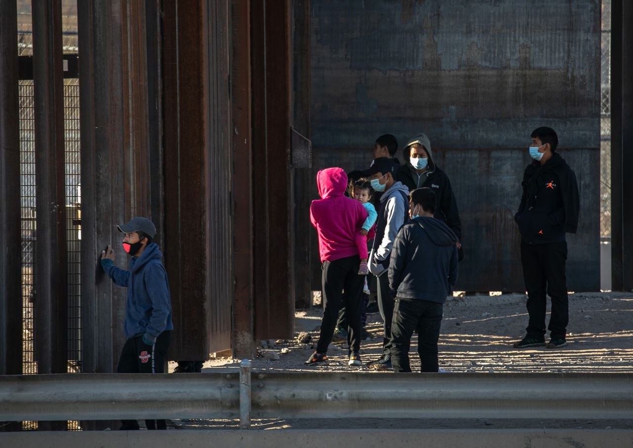 Migrantes intentando cruzar la frontera de México con Estados Unidos. Foto: Colprensa