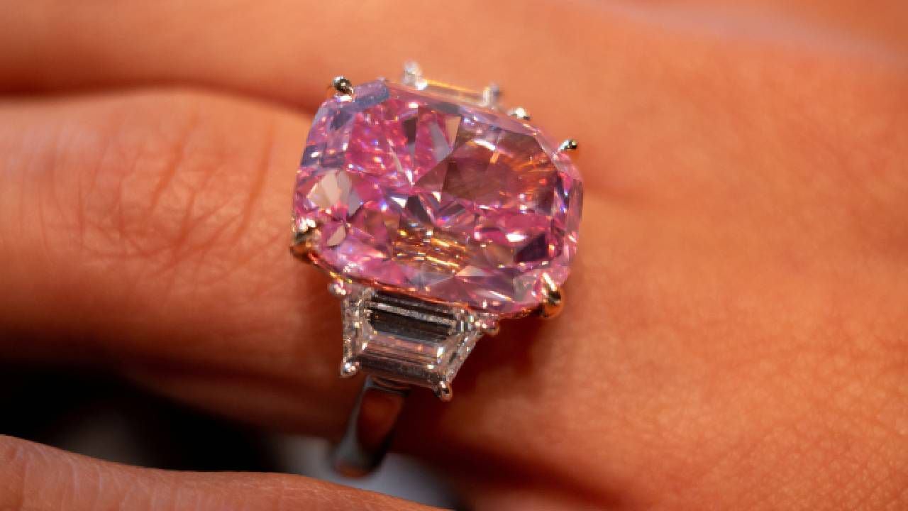 Un diamante rosa con un valor estimado de $ 35 millones se muestra durante una vista previa de prensa antes de la subasta de Sotheby's.