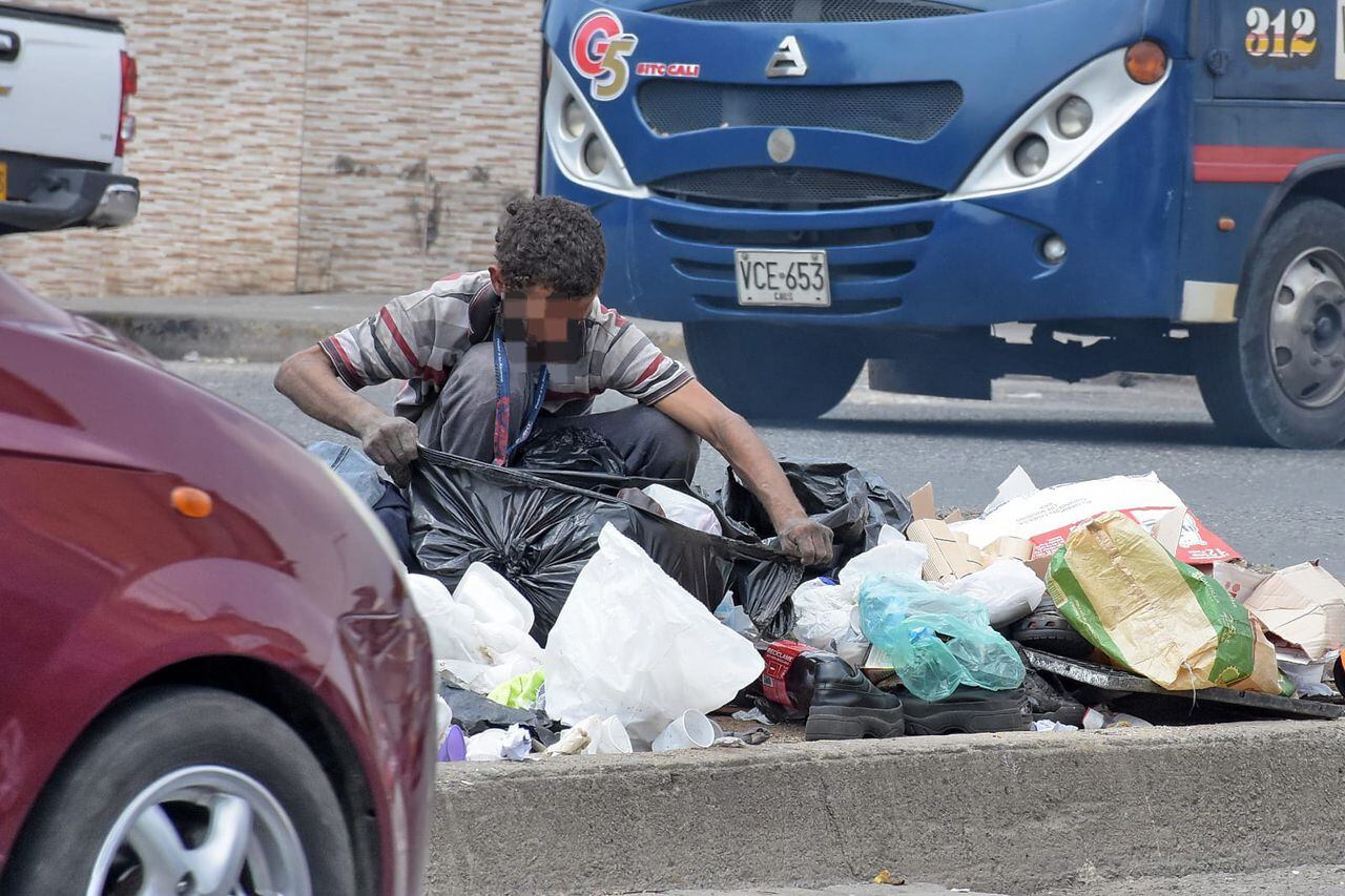 Los caleños se quejan porque los habitantes de calle disponen mal  la basura.