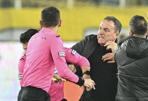 Faruk Koca, presidente de MKE Ankaragucu, lanza un puñetazo al árbitro Halil Umut Meler después del partido de fútbol de la semana 15 de la Super Lig turca entre MKE Ankaragucu y Rizespor en el estadio Eryaman de Ankara, Turkiye, el 11 de diciembre de 2023.