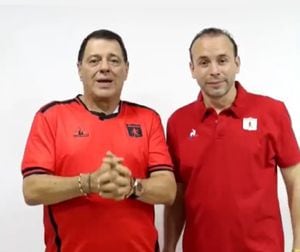 Tulio Gómez y Alejandro Eder posando, juntos, con la camiseta del América de Cali.