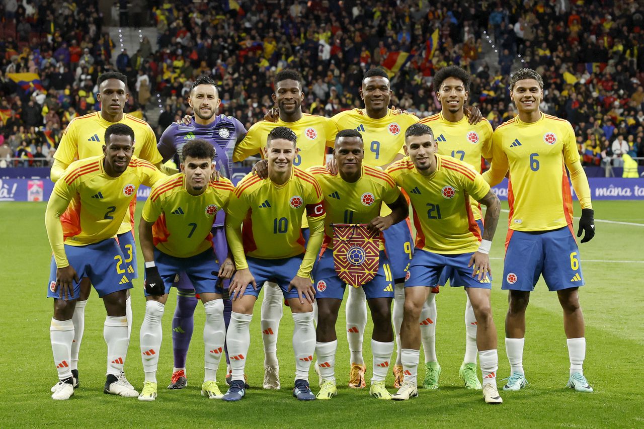 Colombia's players pose prior to the international friendly football match between Romania and Colombia at the Metropolitano stadium in Madrid on March 26, 2024. (Photo by OSCAR DEL POZO / AFP)