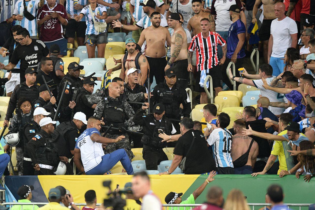 Fanáticos de Argentina chocan con la policía de Brasil antes de comenzar el partido clasificatorio en el estadio de Maracaná en Río de Janeiro, Brasil, Noviembre 21, 2023. (Photo by CARL DE SOUZA / AFP)