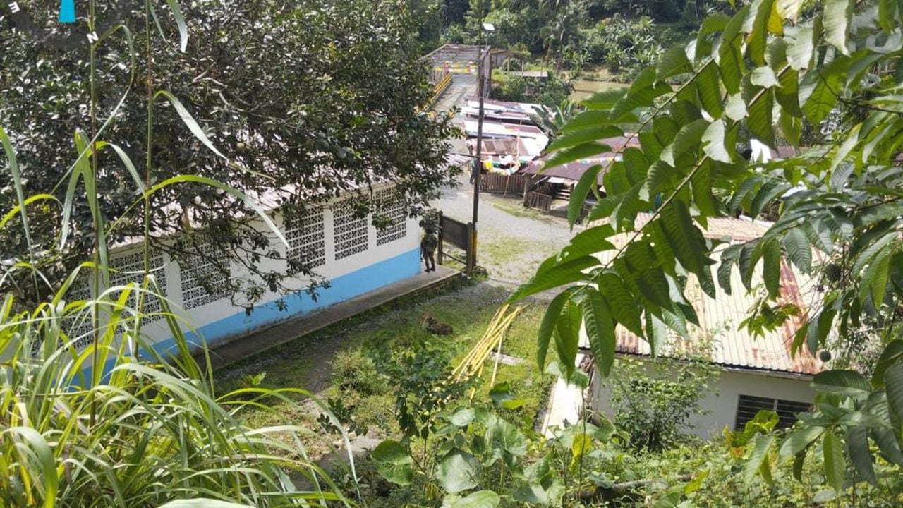 Así lucen las calles de esta población sumergida en el Pacífico colombiano. Allí solo quedan cinco personas que se niegan a dejar sus casas a pesar de la ola de violencia.